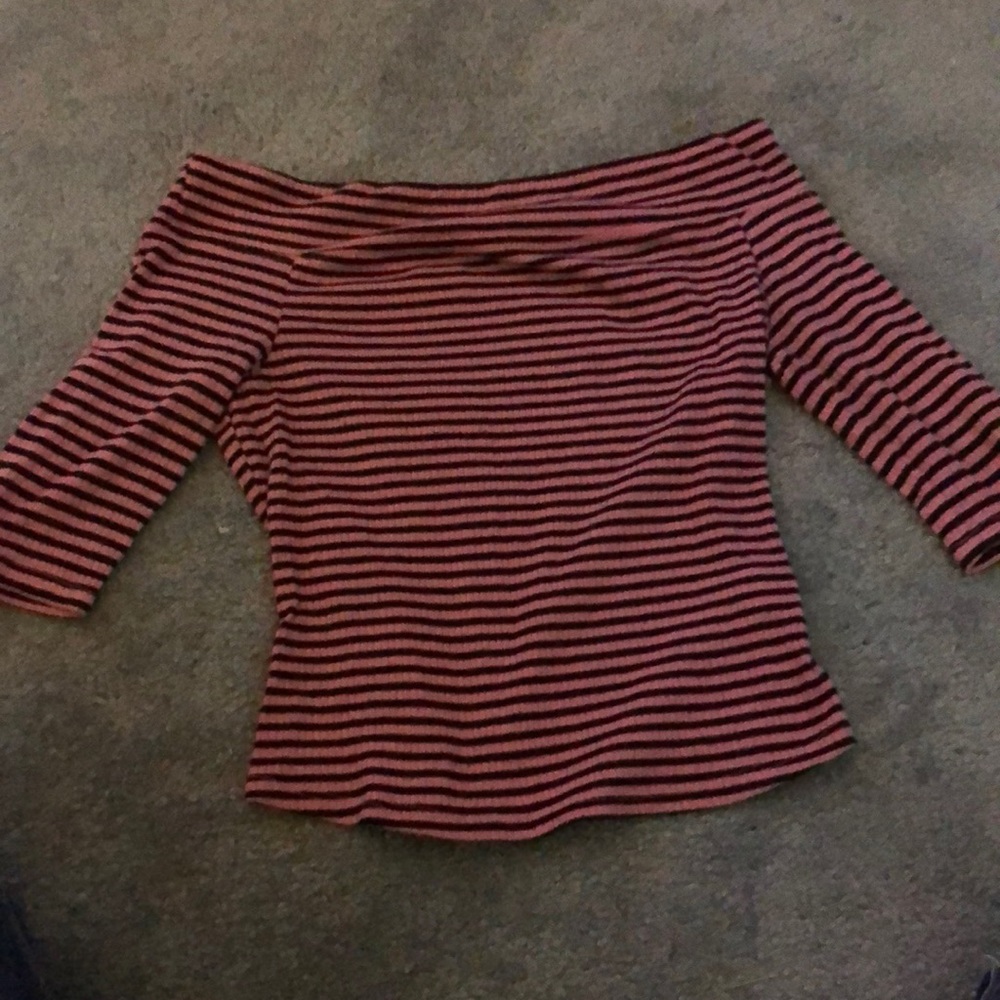 Off the shoulder fitted quarter sleeve